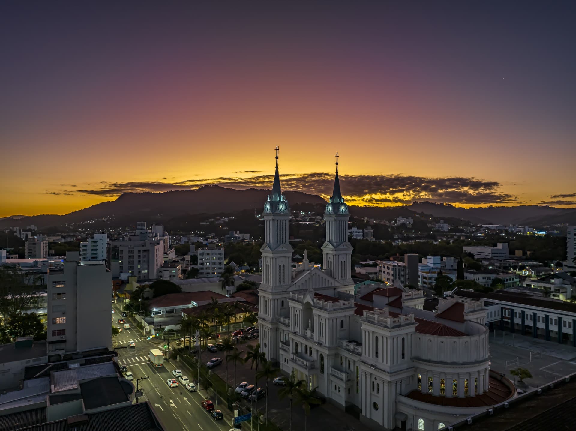 Foto de fundo do site com a imagem da catedral de rio do sul